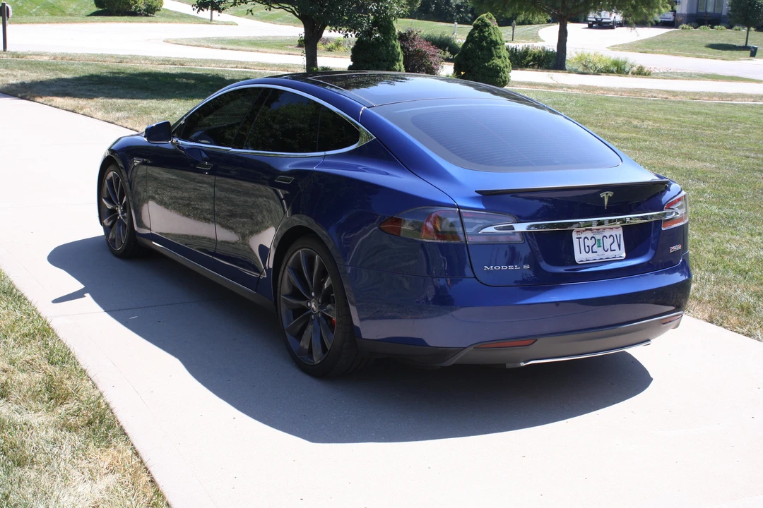 2015 Tesla Model S - Image 14 of 31