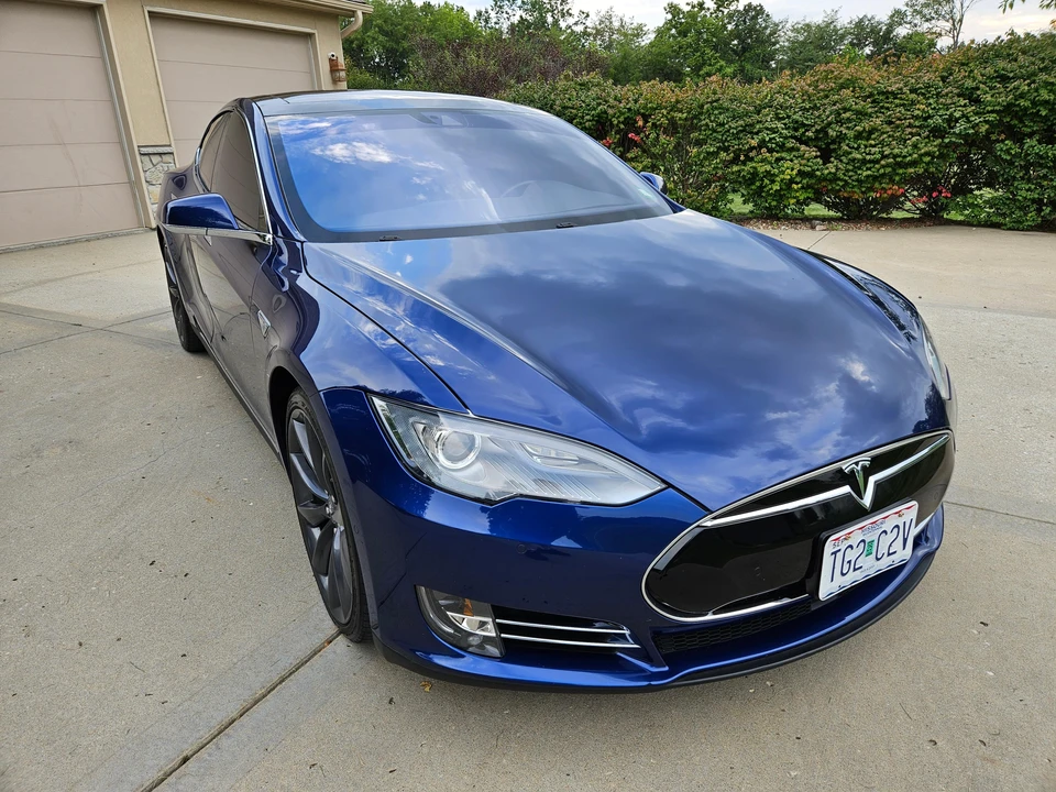 2015 Tesla Model S - Image 29 of 31
