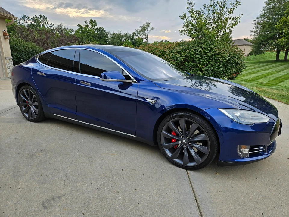 2015 Tesla Model S - Image 28 of 31