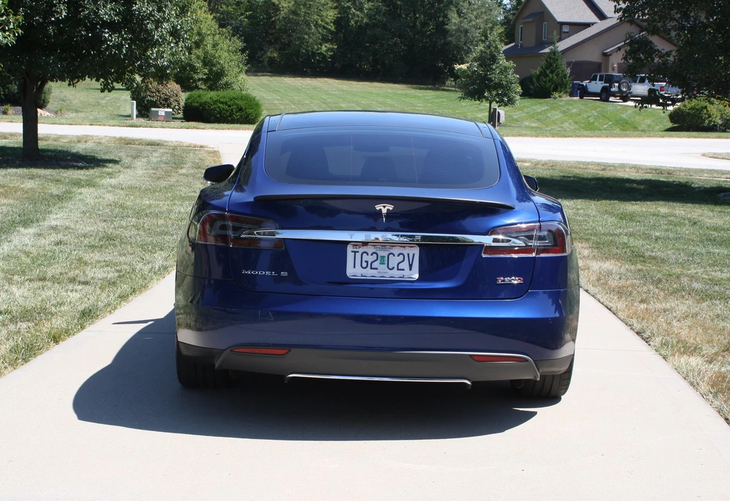 2015 Tesla Model S - Image 18 of 31