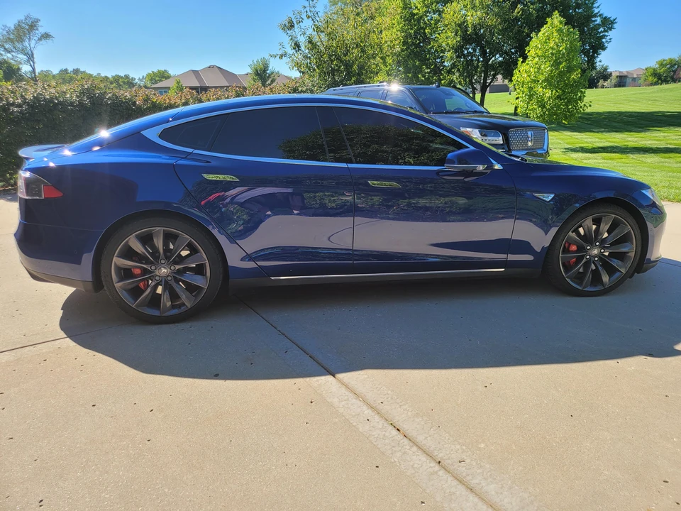 2015 Tesla Model S - Image 24 of 31