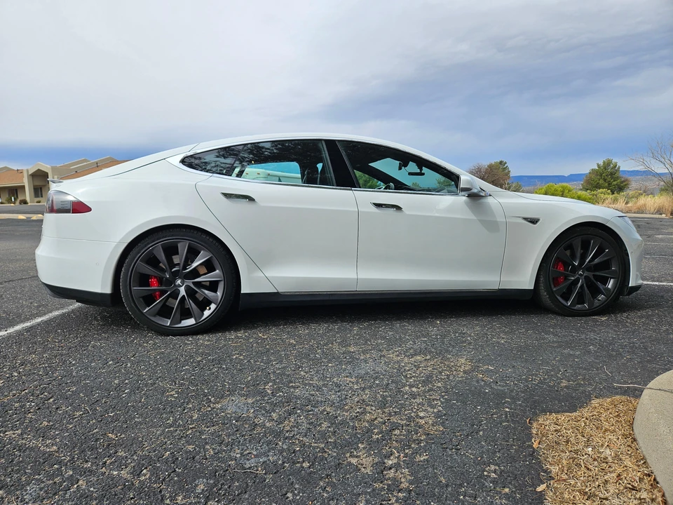 2015 Tesla Model S - Image 17 of 31