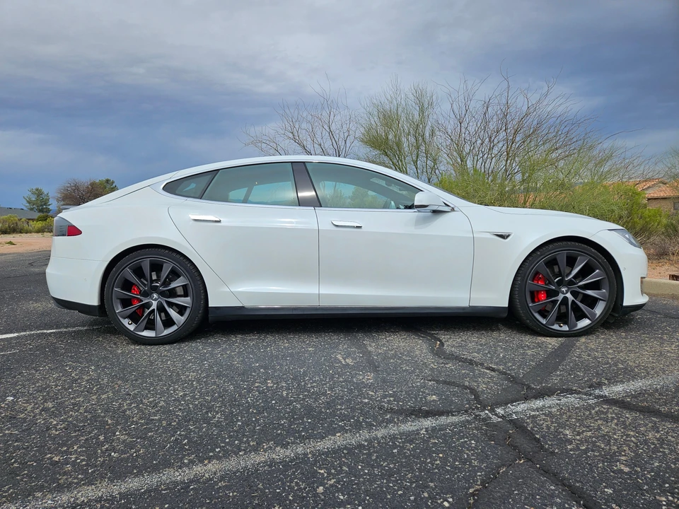 2015 Tesla Model S - Image 18 of 31