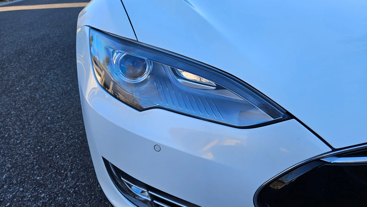2015 Tesla Model S - Image 21 of 31