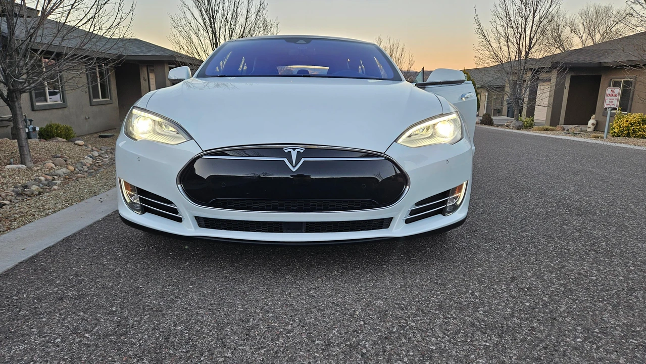 2015 Tesla Model S - Image 7 of 31