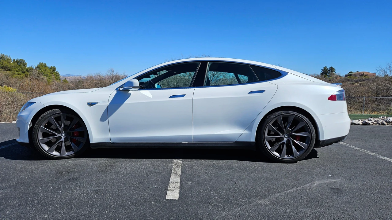 2015 Tesla Model S - Image 12 of 31