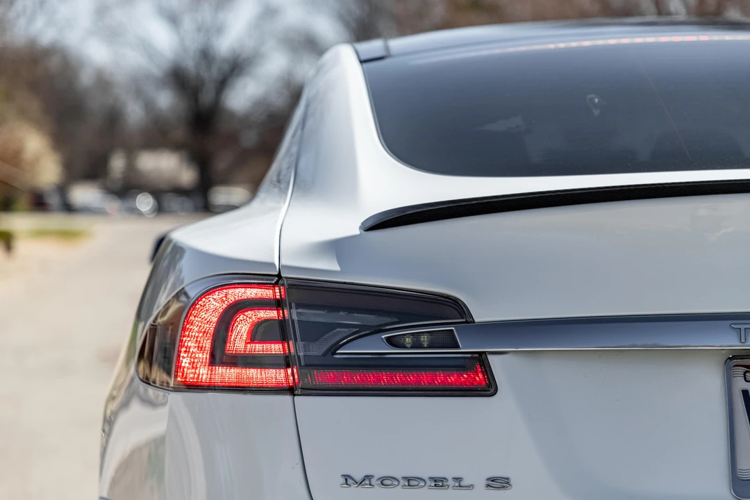 2015 Tesla Model S - Image 11 of 31