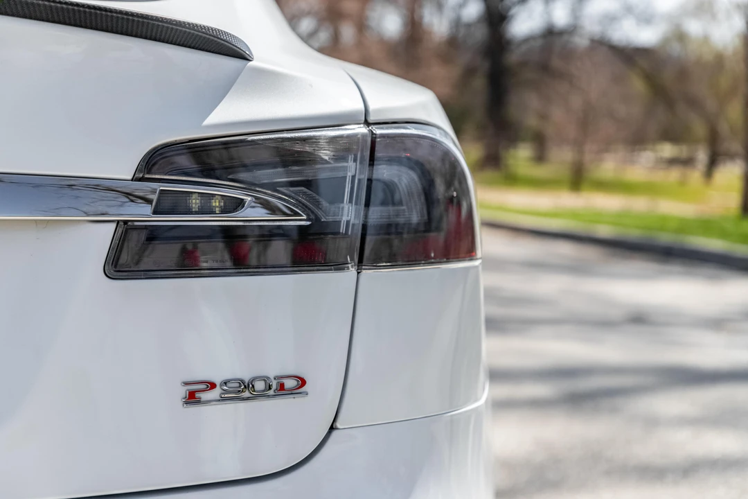 2015 Tesla Model S - Image 15 of 31