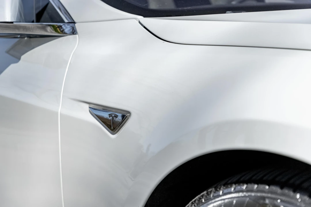 2015 Tesla Model S - Image 17 of 31