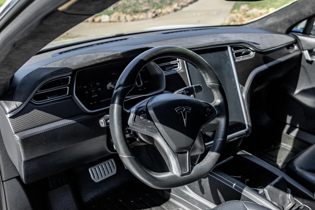 2015 Tesla Model S - Image 25 of 31