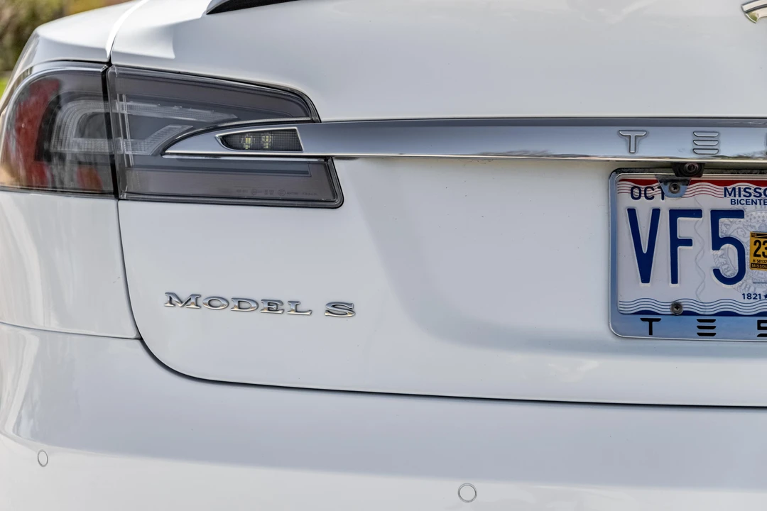 2015 Tesla Model S - Image 12 of 31