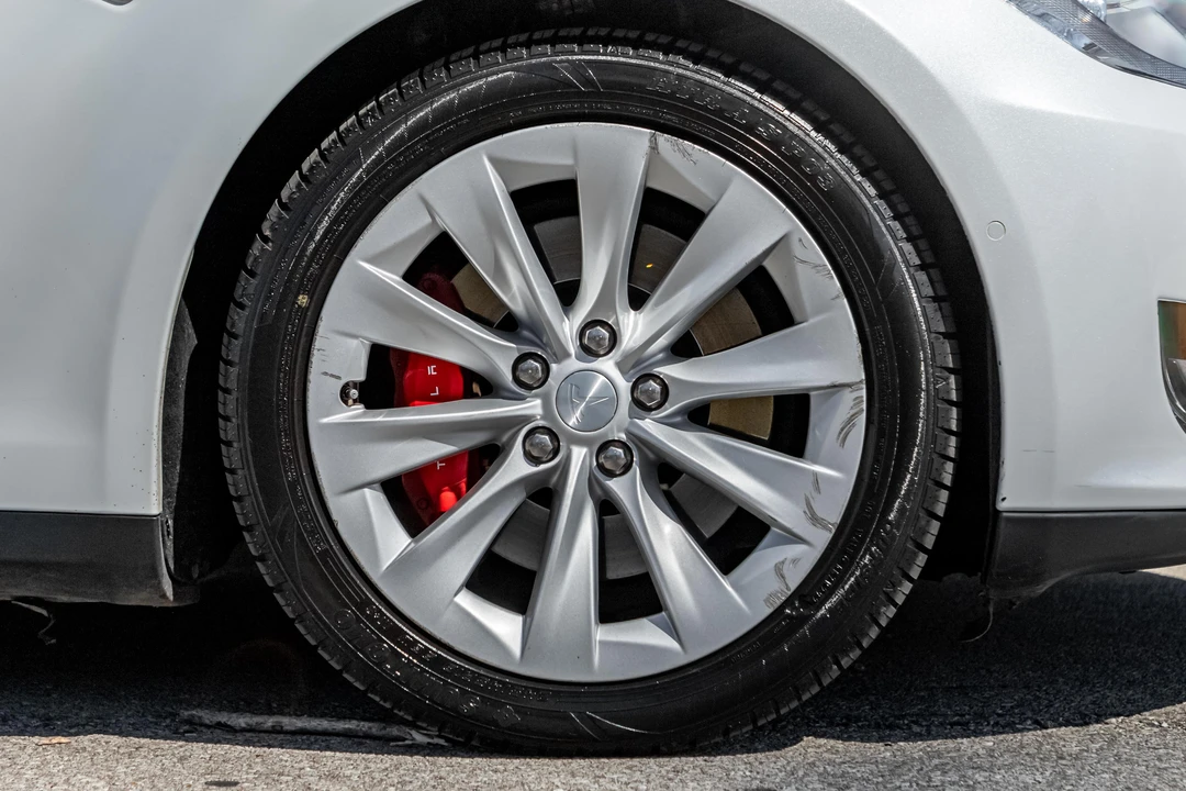 2015 Tesla Model S - Image 24 of 31
