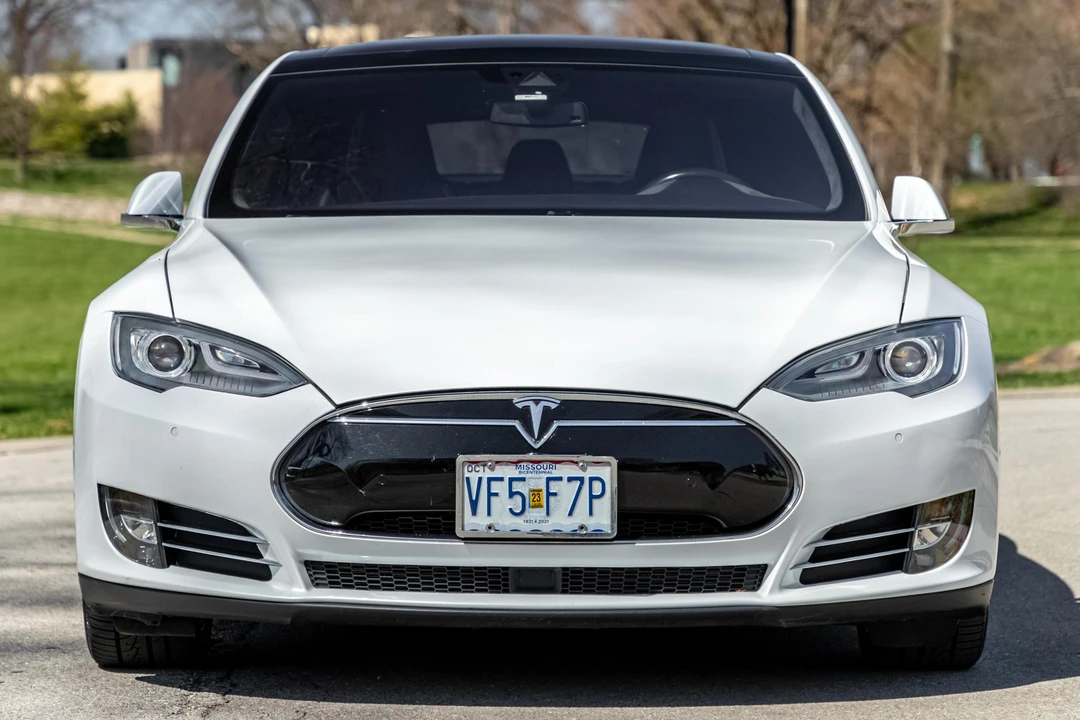 2015 Tesla Model S - Image 2 of 31