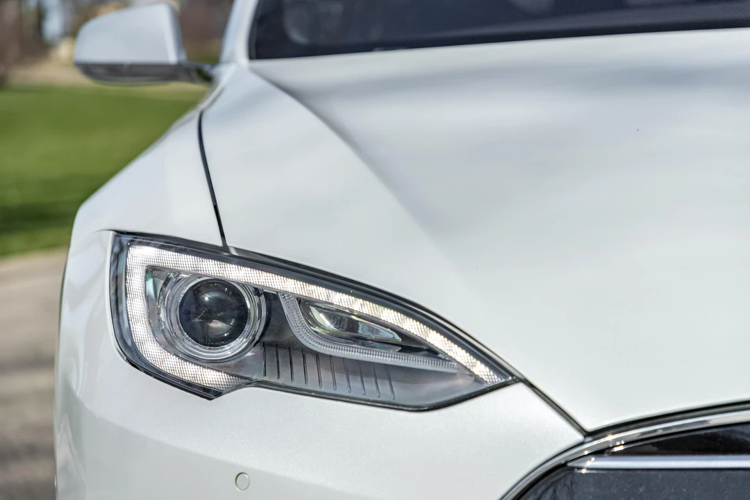2015 Tesla Model S - Image 19 of 31