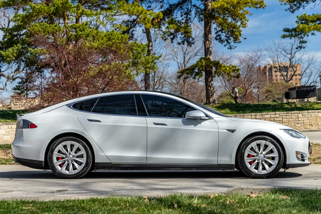 2015 Tesla Model S - Image 8 of 31