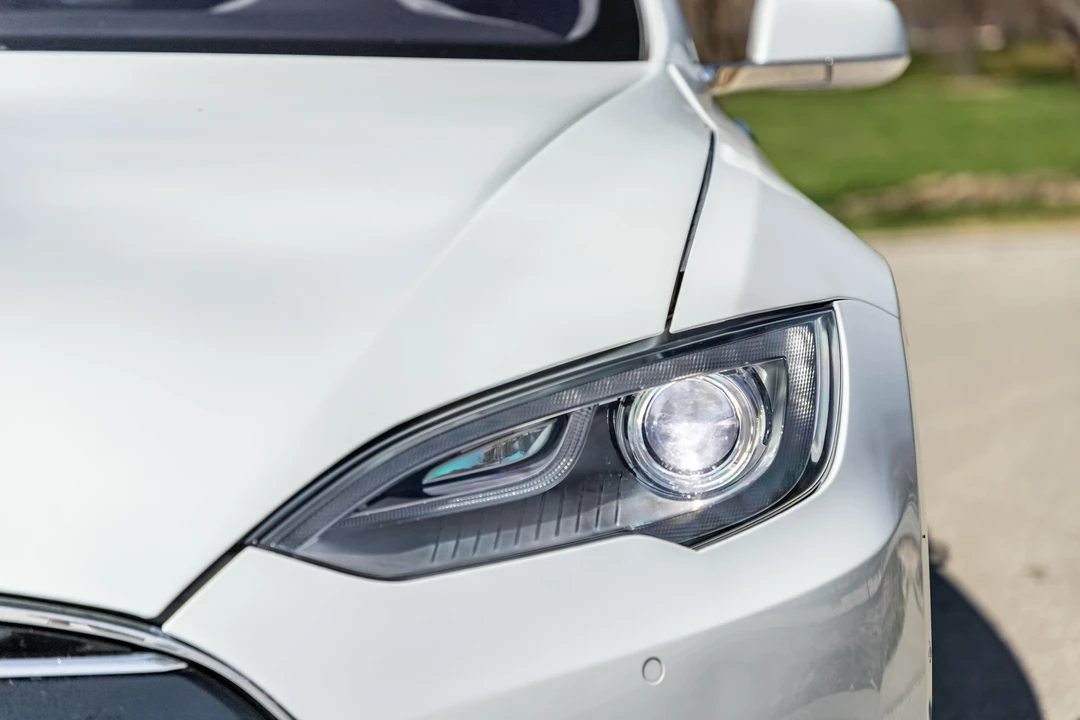 2015 Tesla Model S - Image 9 of 31