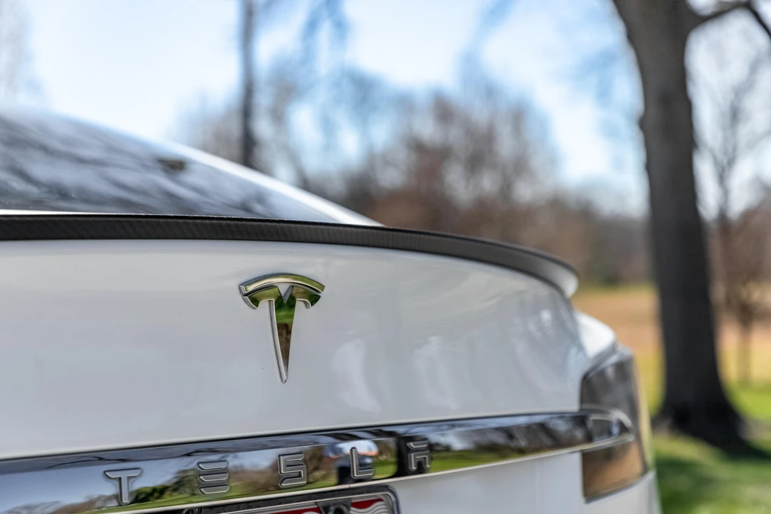 2015 Tesla Model S - Image 13 of 31