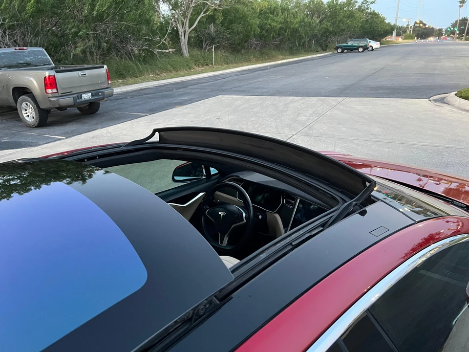 2015 Tesla Model S - Image 16 of 31