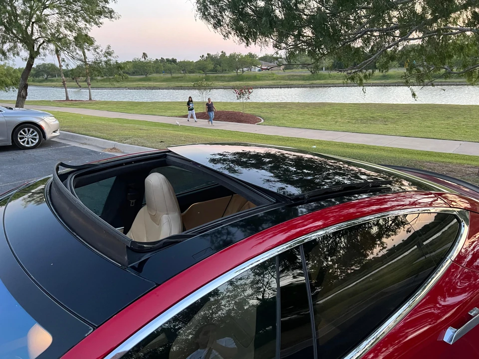 2015 Tesla Model S - Image 13 of 31