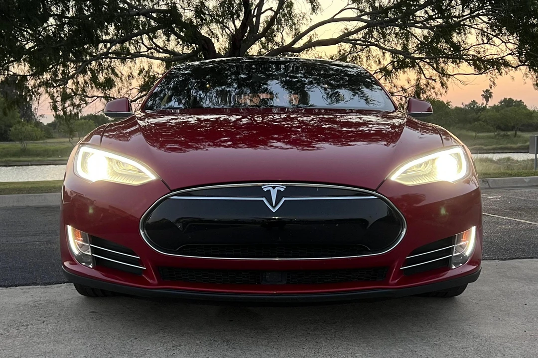 2015 Tesla Model S - Image 2 of 31