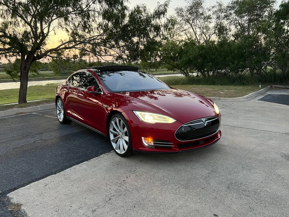 2015 Tesla Model S - Image 10 of 31