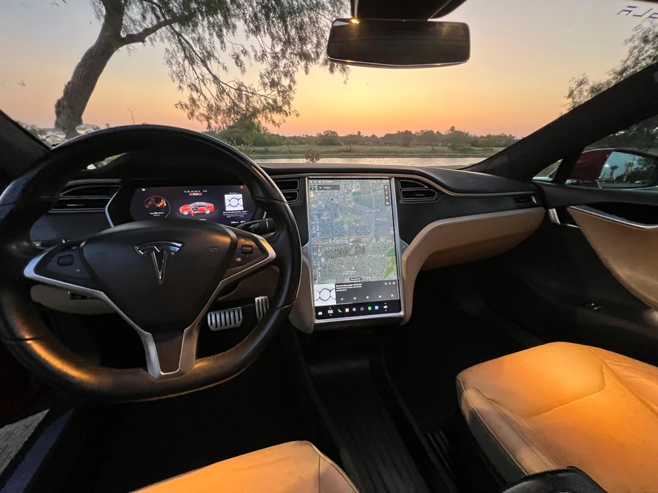 2015 Tesla Model S - Image 29 of 31