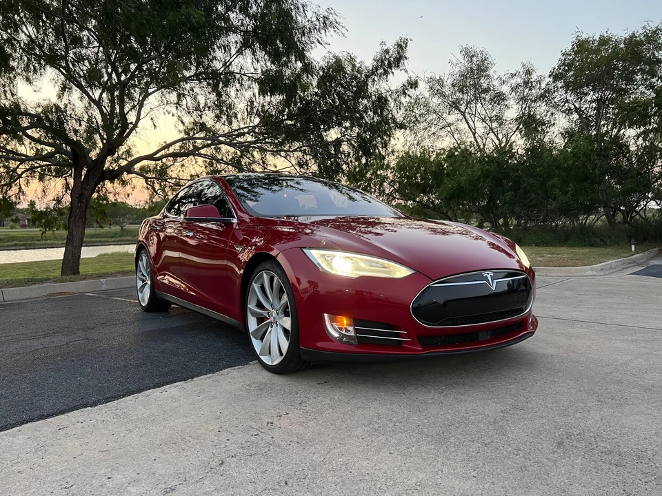 2015 Tesla Model S - Image 11 of 31