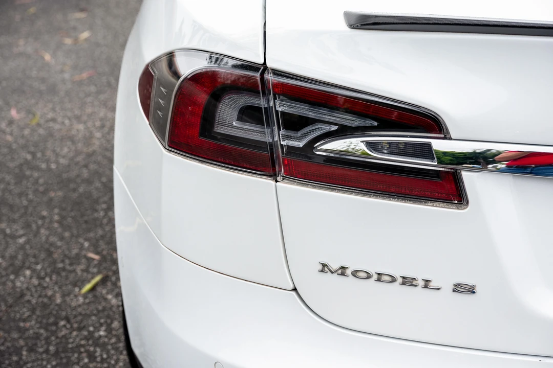 2015 Tesla Model S - Image 28 of 31