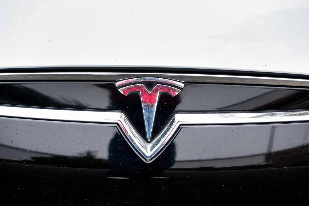 2015 Tesla Model S - Image 12 of 31