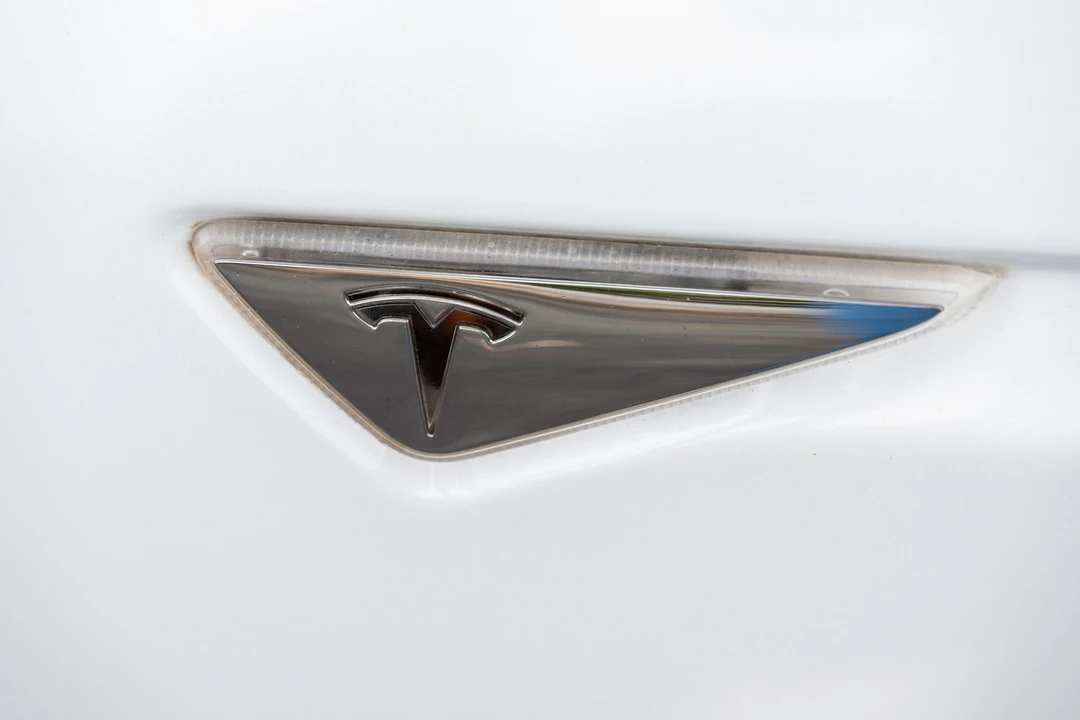 2015 Tesla Model S - Image 18 of 31