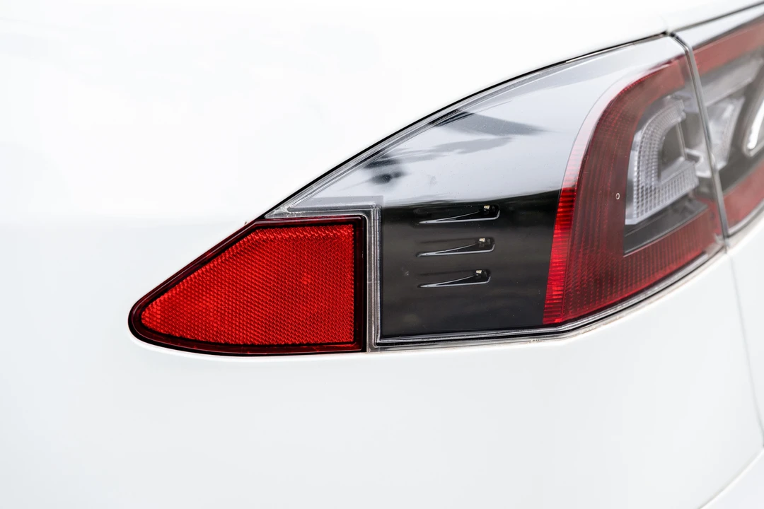 2015 Tesla Model S - Image 26 of 31