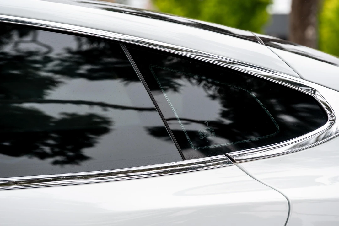2015 Tesla Model S - Image 23 of 31