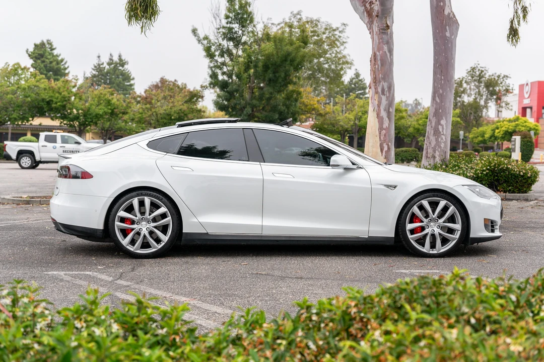 2015 Tesla Model S - Image 8 of 31