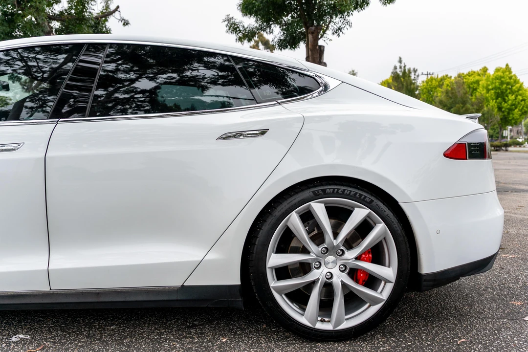 2015 Tesla Model S - Image 24 of 31