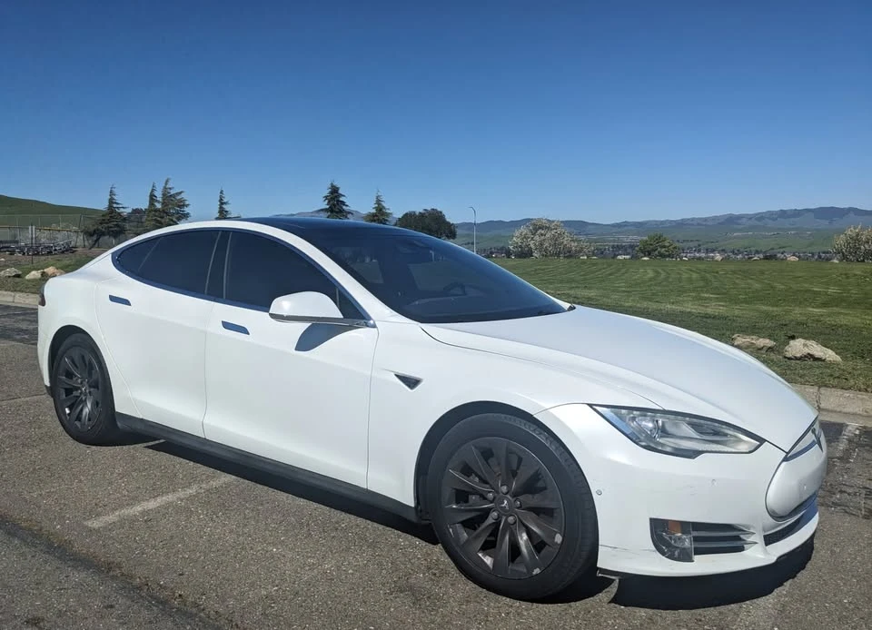 2015 Tesla Model S - Image 10 of 15