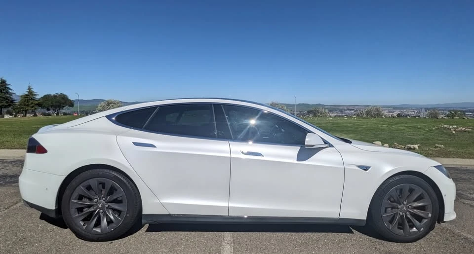 2015 Tesla Model S - Image 9 of 15