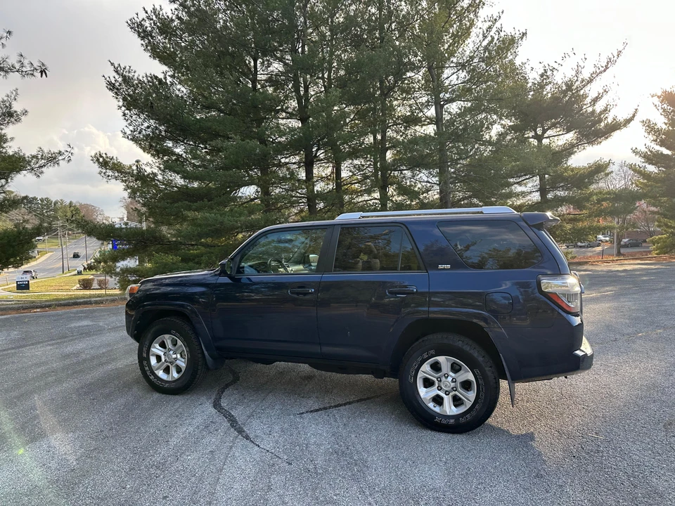 2015 Toyota 4Runner 5th Gen - Image 10 of 31