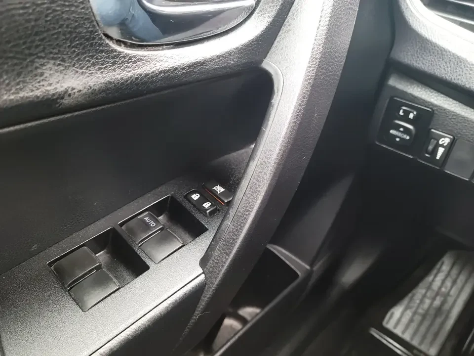 2015 Toyota Corolla 11th Gen - Image 12 of 19