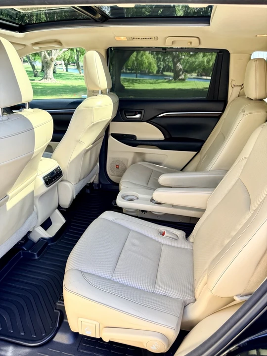 2015 Toyota Highlander - Image 12 of 17