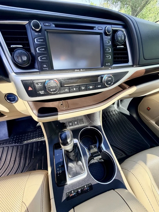 2015 Toyota Highlander - Image 10 of 17