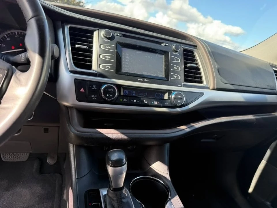 2015 Toyota Highlander - Image 13 of 17