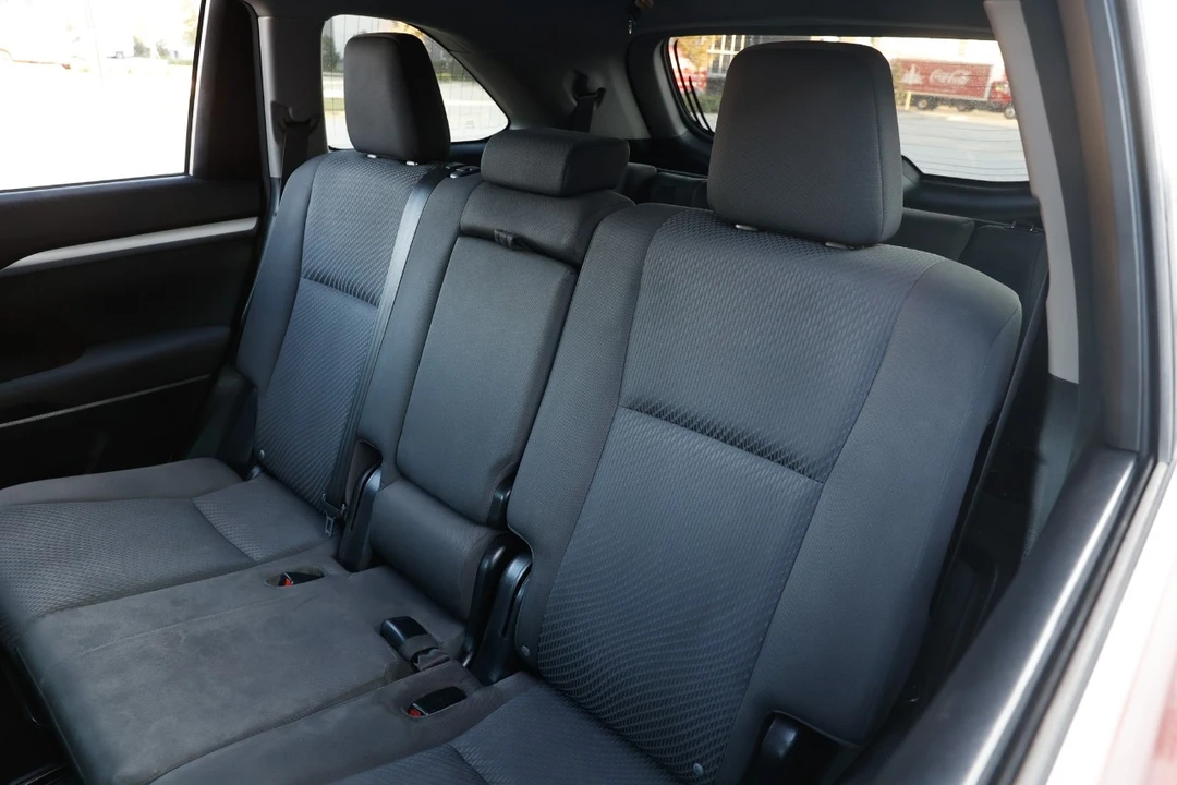 2015 Toyota Highlander - Image 9 of 12
