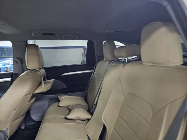 2015 Toyota Highlander - Image 8 of 12