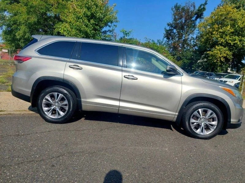 2015 Toyota Highlander - Image 8 of 12