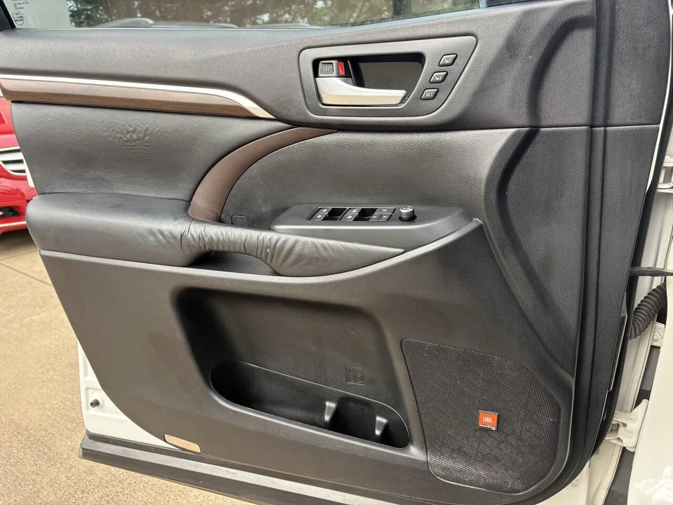 2015 Toyota Highlander - Image 8 of 21