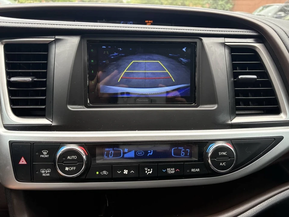 2015 Toyota Highlander - Image 14 of 21