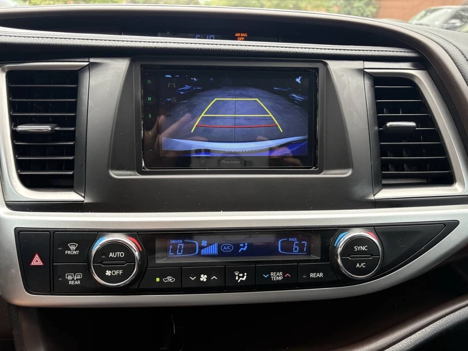 2015 Toyota Highlander - Image 14 of 21