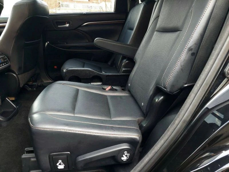 2015 Toyota Highlander - Image 8 of 12