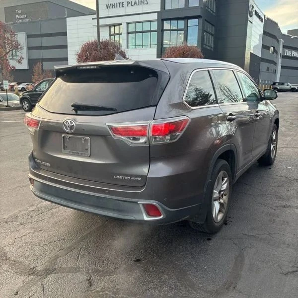 2015 Toyota Highlander - Image 8 of 12