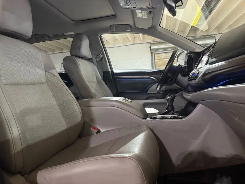 2015 Toyota Highlander - Image 10 of 12